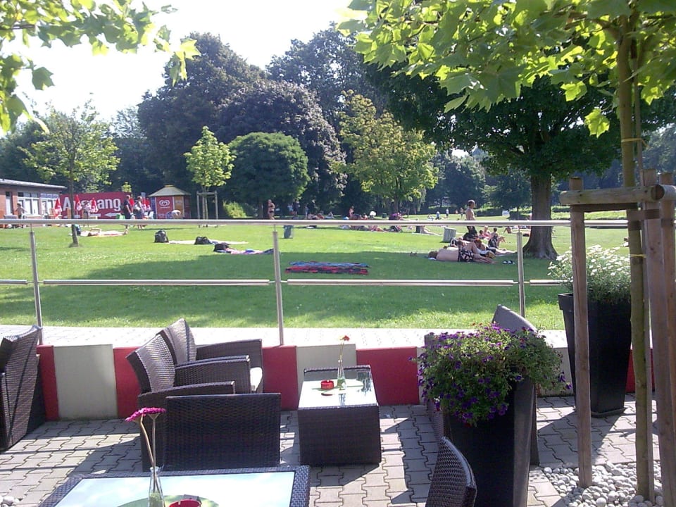 Bild von der Frühstücksterrasse Richtung Freibad Friendly Cityhotel Oktopus