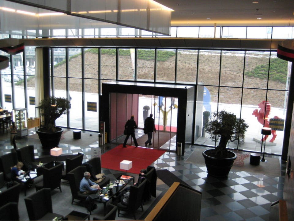 Lobby & Eingang Mövenpick Hotel Stuttgart Airport