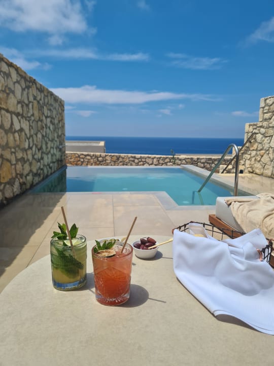 Pool The Royal Senses Resort, Curio Collection by Hilton