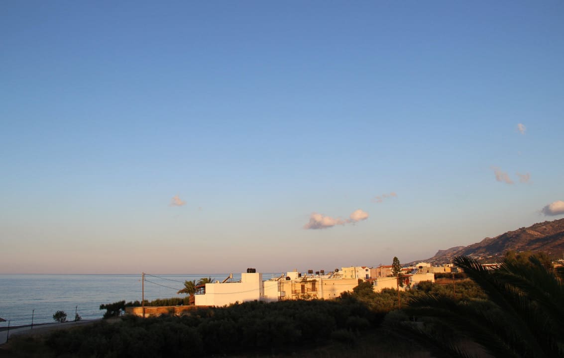Der ersten Sonnenstrahlen kommen in Koutsouras an Hotel South Coast