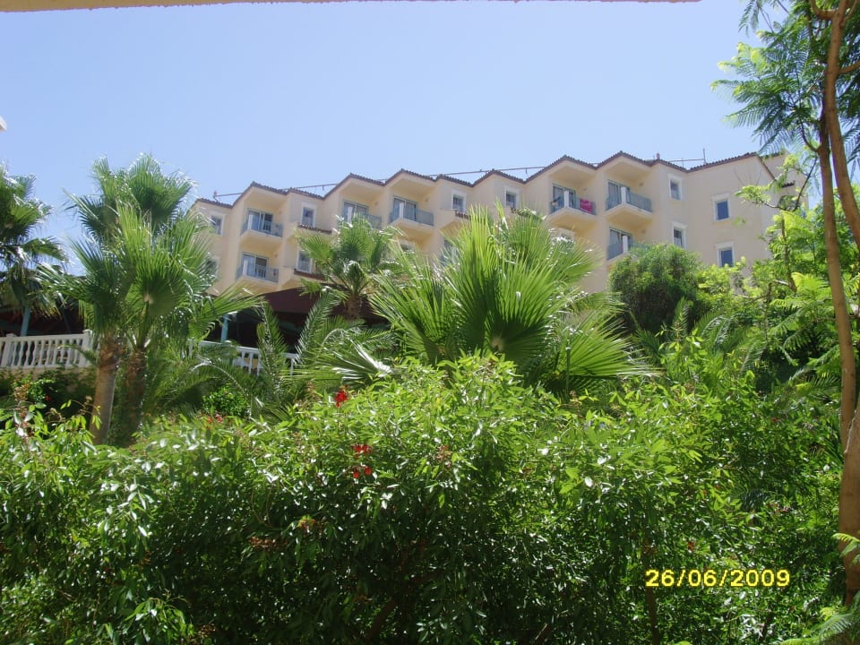 Blick vom Balkon aufs Nebengebäude Iz Flower Side Beach Hotel