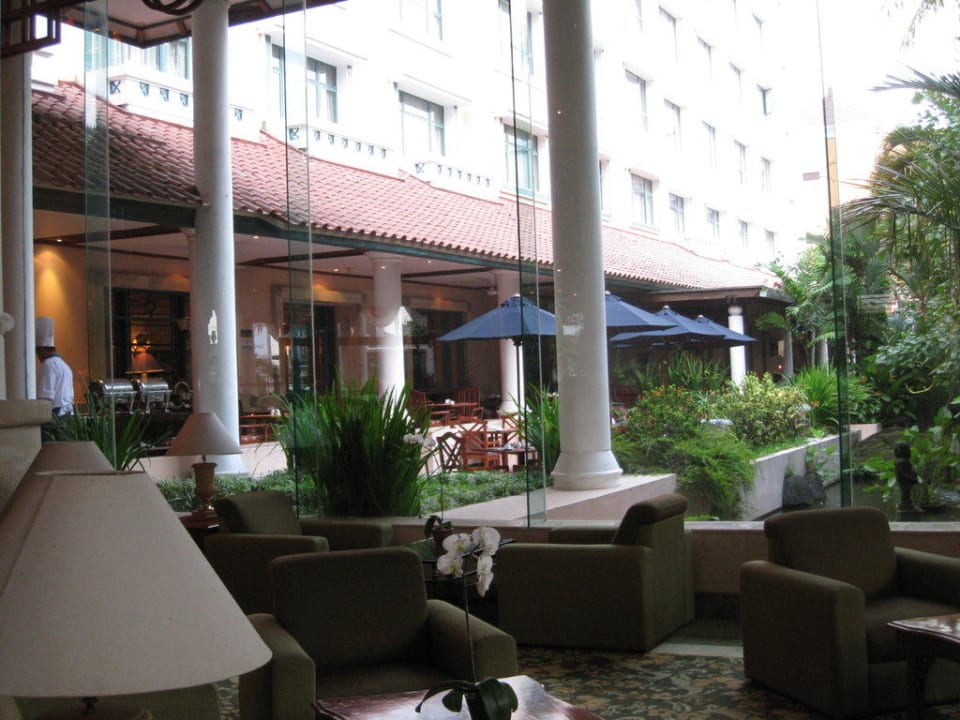 Lobby, Terrasse und Garten Melia Purosani Yogyakarta