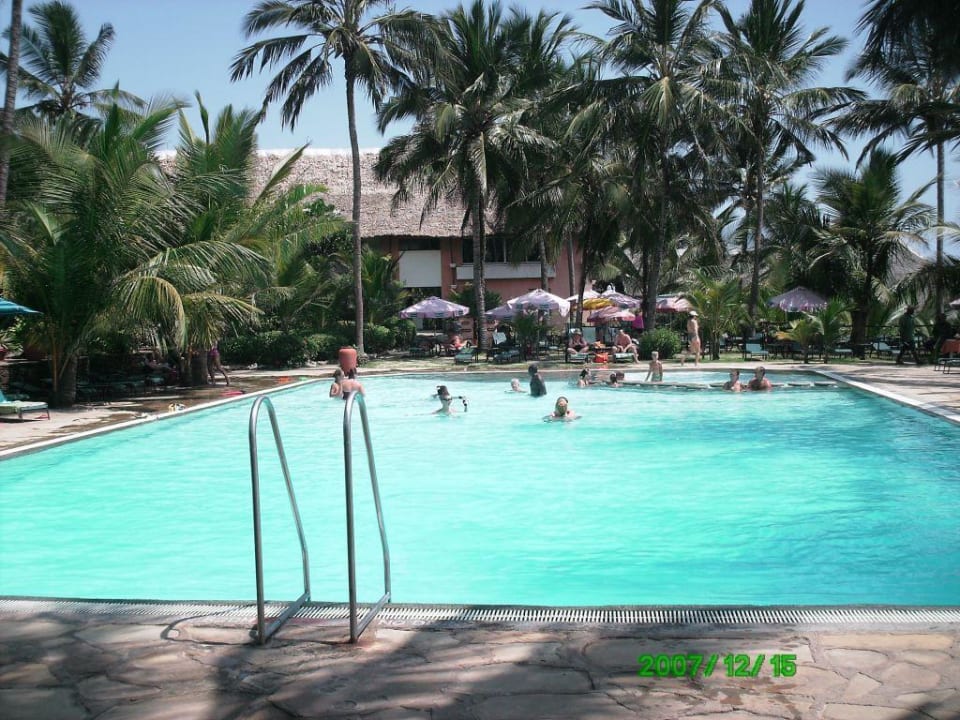 Pool Bahari Beach Hotel