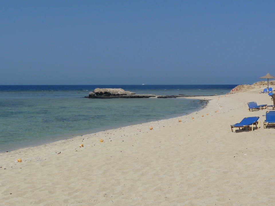 Strand rechts Malikia Resort Abu Dabbab