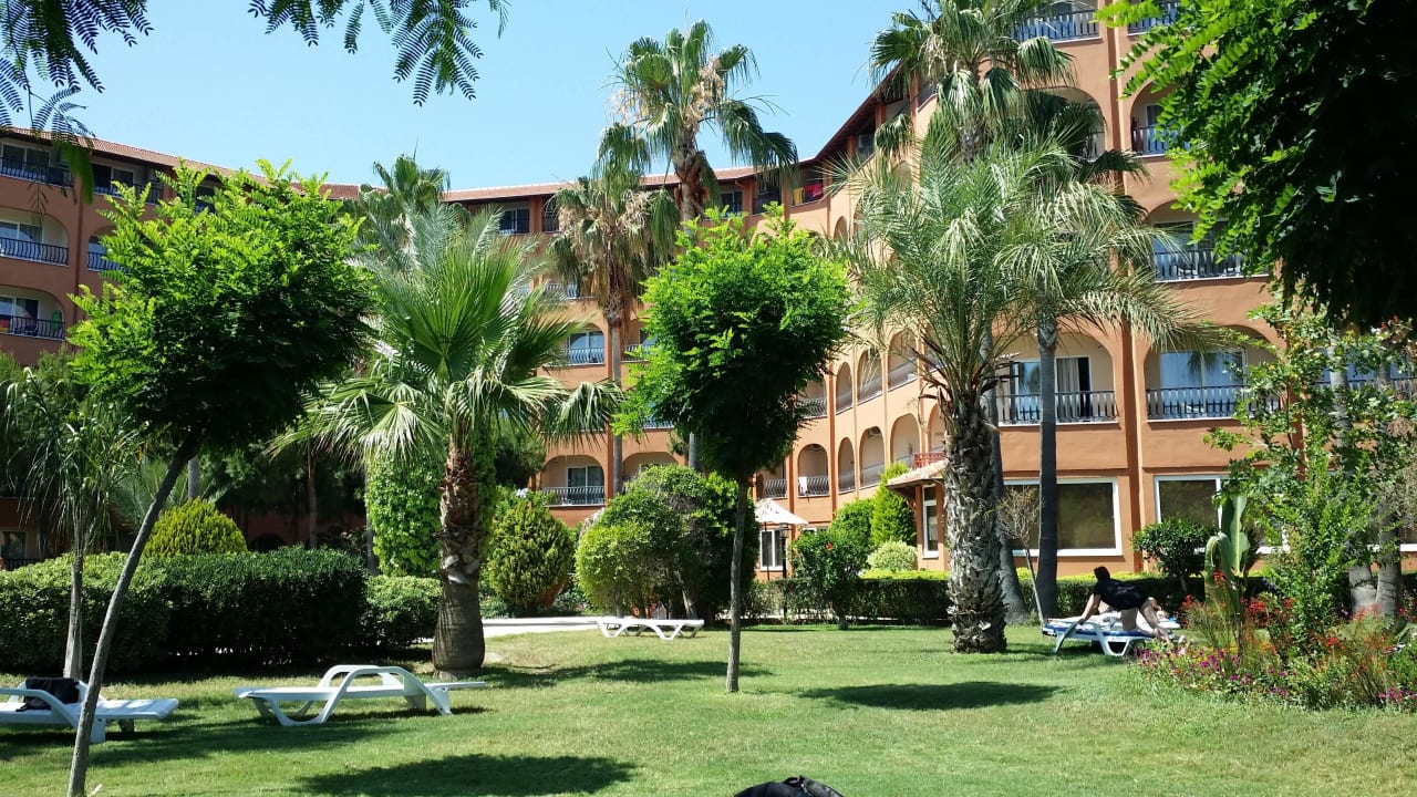 Hauptgebäude vom Garten Club Turtas Beach Hotel