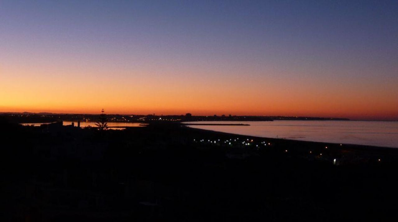 Kurz vor Sonnenaufgang auf dem Balkon Apartments Buganvilia