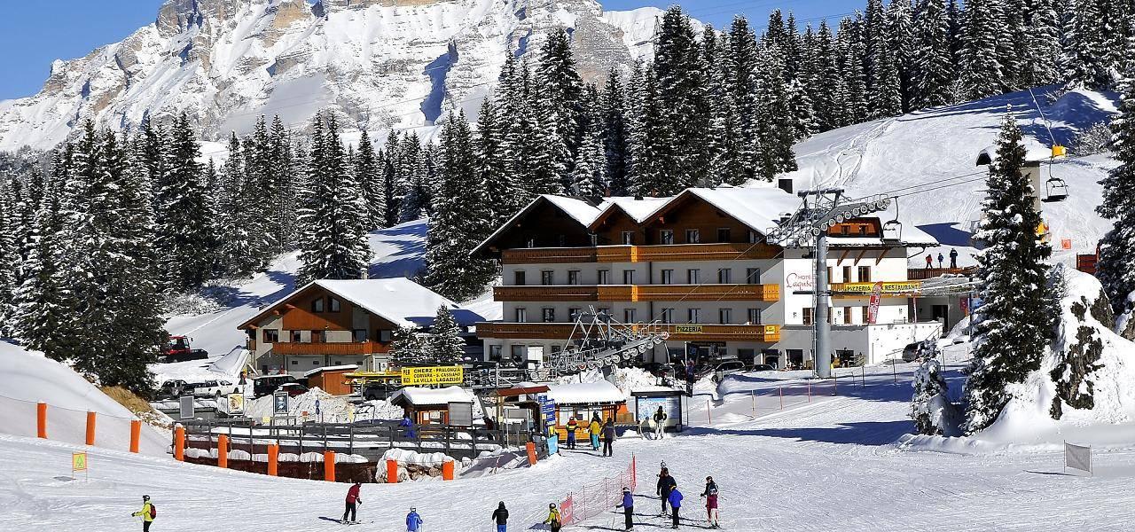 Blick von der Piste zum Hotel Aktiv Hotel Laguscei