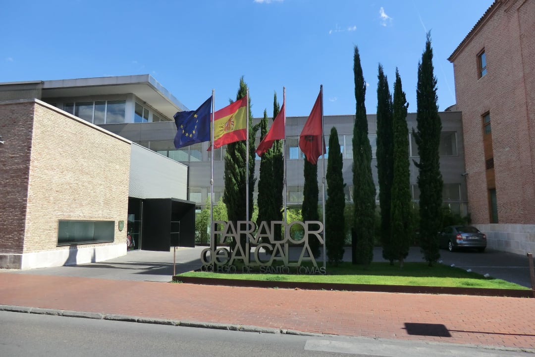 Hier fährt man vor, um auszuladen/einzuchecken. Hotel Parador de Alcalá de Henares