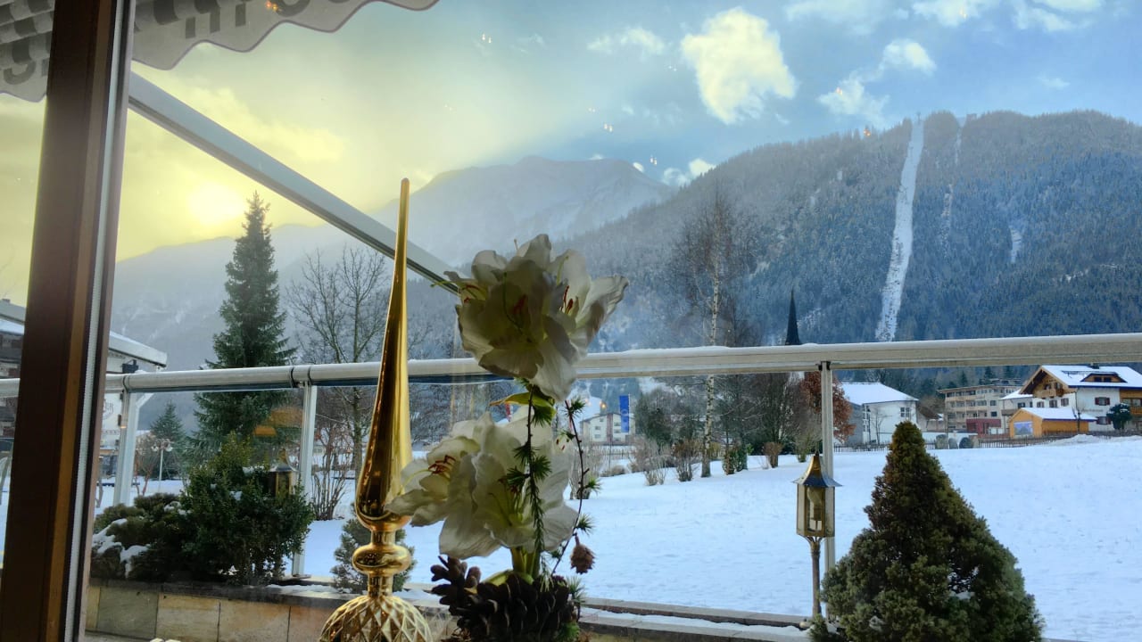 Ausblick auf die Karwendelbergbahn beim Frühstück Verwöhnhotel Kristall