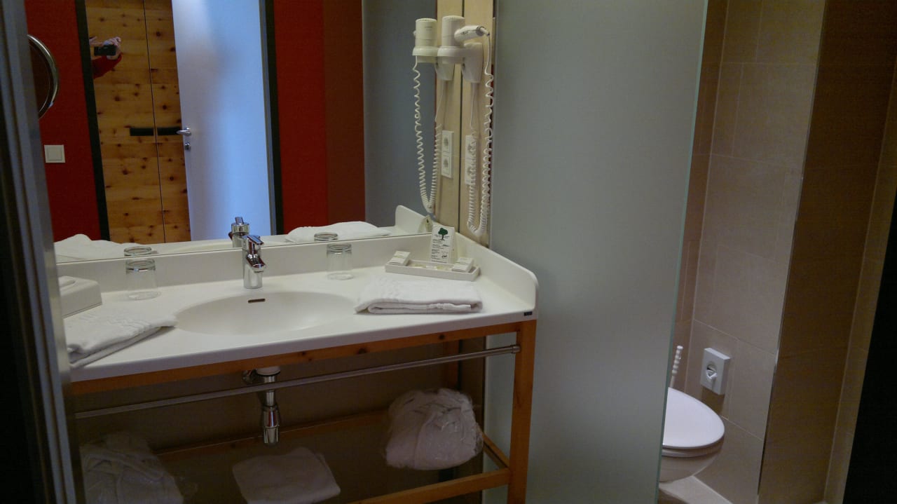 Bad, rechts WC-Eingang Villa Seilern Vital Resort