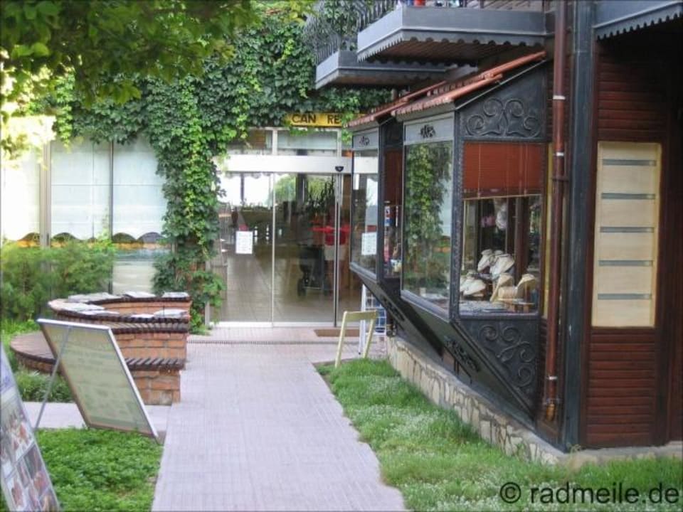 Rechts Hotelgeschäft - hinten Restauranteingang Can Garden Beach