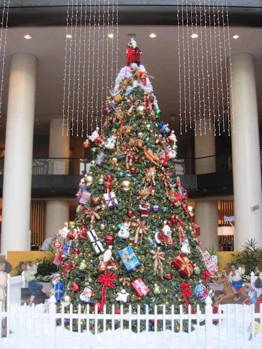 Weihnachtsbaum vor dem Frühstückbereich am Eingang Hotel The Westin Cincinnati
