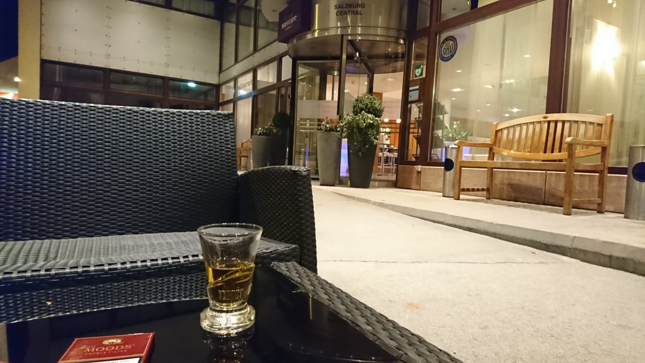 Sitzgelegenheit vor dem Hotel Dorint City-Hotel Salzburg