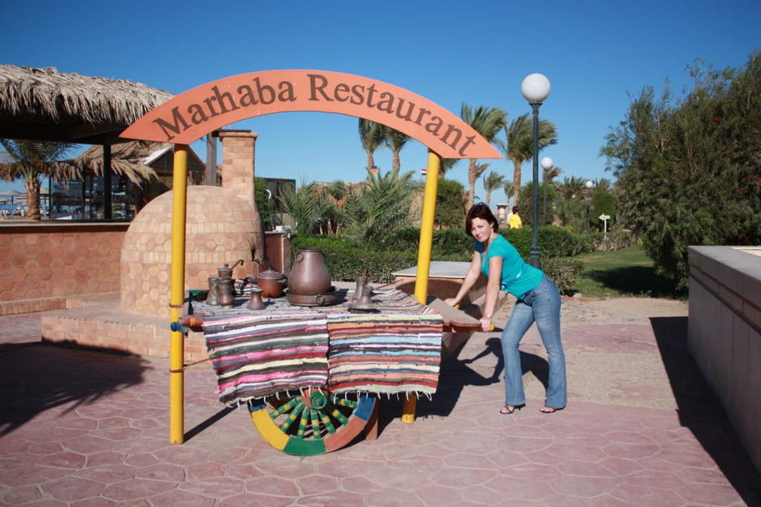 Возле входа в ресторан "Мархаба" Hurghada Long Beach Resort