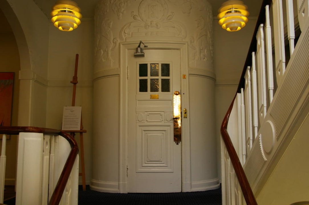 Treppenhaus - historischer Aufzug Hotel Savoy