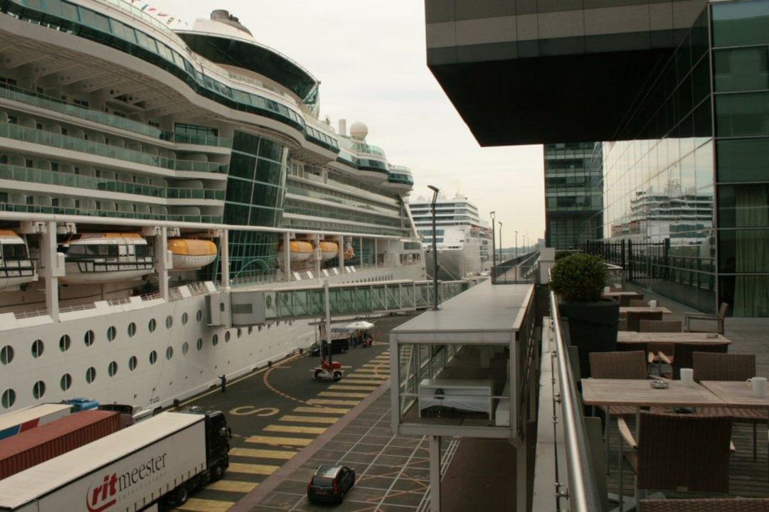 Blick von der Frühstücksterrasse Mövenpick Hotel Amsterdam City Centre