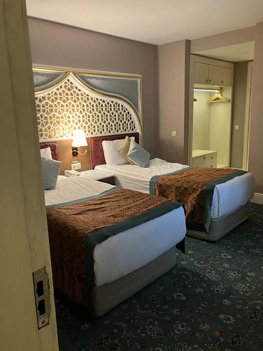 Zimmer Royal Taj Mahal Hotel