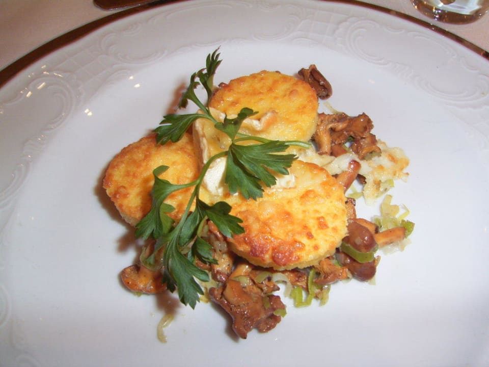 Grießtaler mit Brie überb. mit Pfifferlingsragout Parc Hotel am See