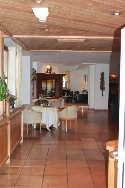 Lobby mit Kamin POST Family Resort