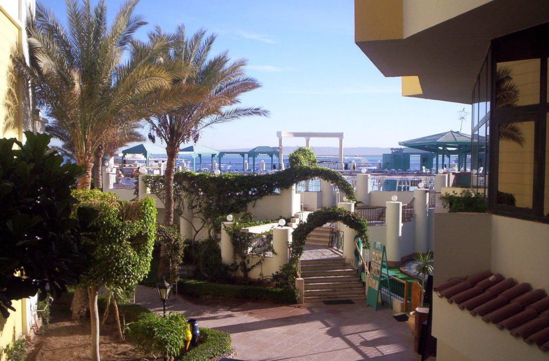 Pool mit Bühne SUNRISE Holidays Resort (Adults Only)