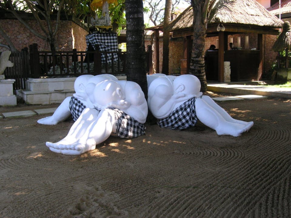 Skulpturengruppe an der Strandpromenade Puri Santrian