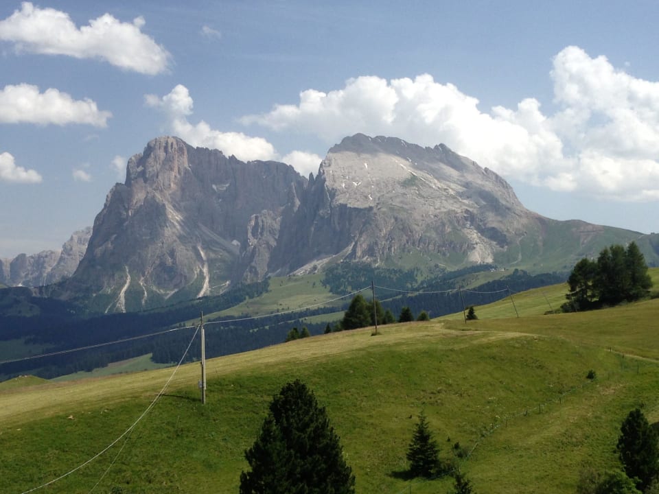Blick zum Langkofel und Plattkofel Hotel Paradiso