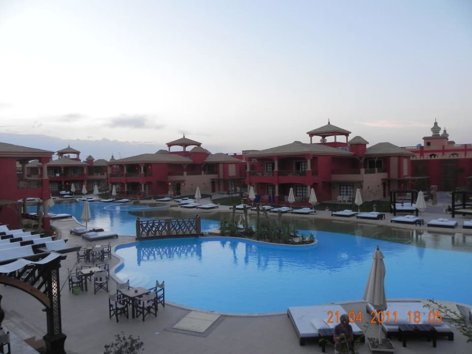 Ausblick auf den Pool vom Zimmer 406. Pickalbatros Alf Leila Wa Leila Resort - Neverland Hurghada