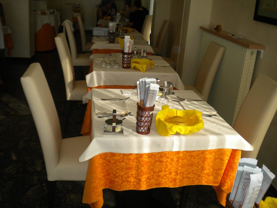 Tische an der Wand Hotel Astoria