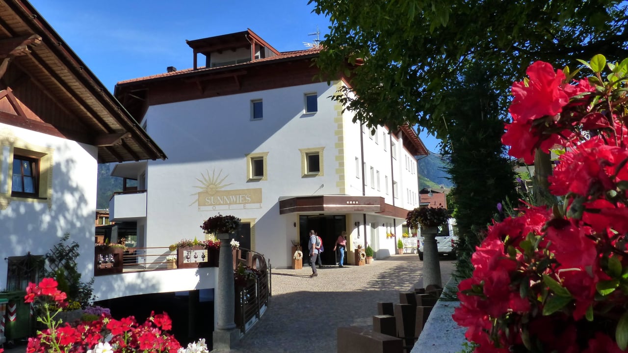 Zugangsbereich von Rosen gesäumt. Hotel Sunnwies