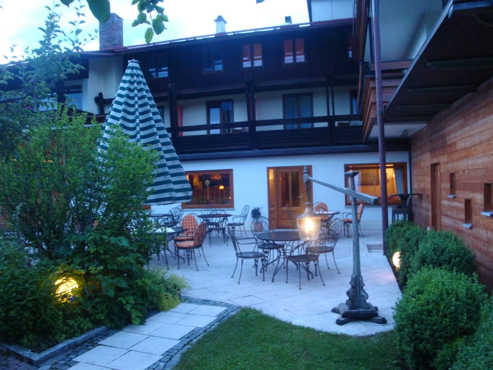 Restaurantterrasse mit Bergblick Alm- & Wellnesshotel Alpenhof