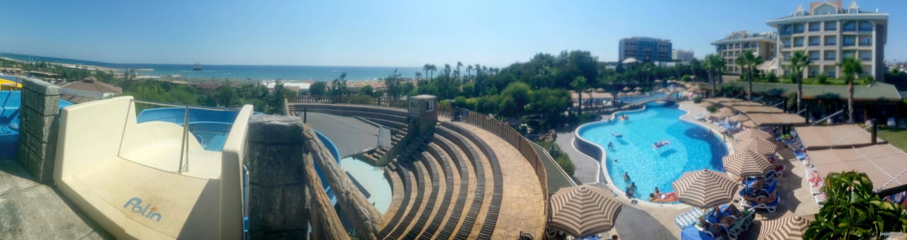 Blick von den Rutschen rüber zum Hotel Adalya Resort & Spa - Adults Only