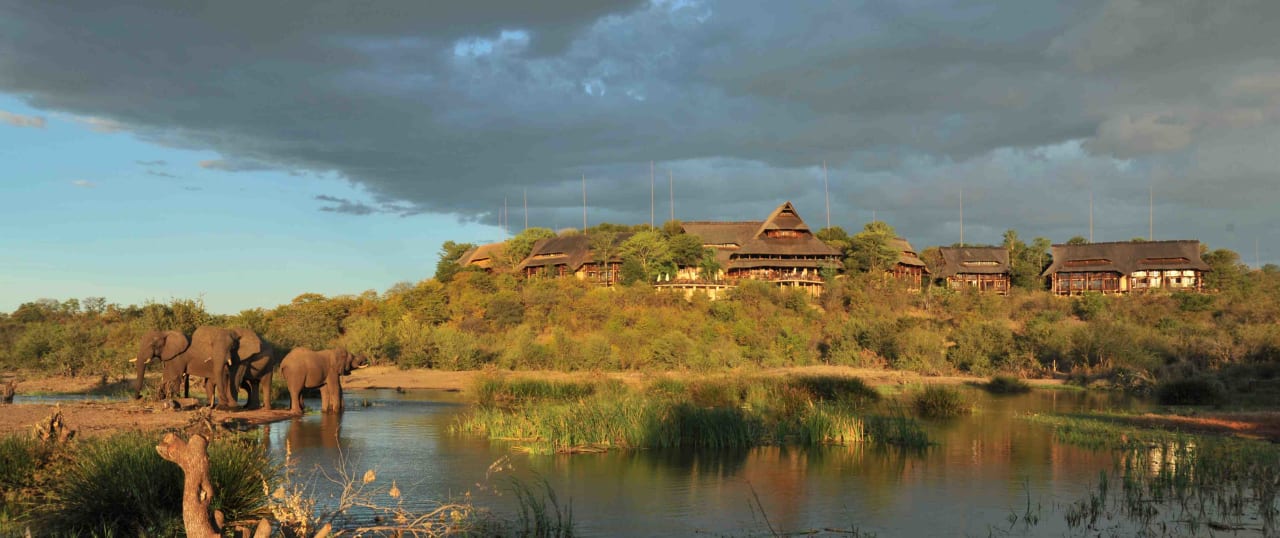 Außenansicht Victoria Falls Safari Lodge