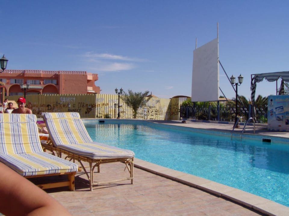 Aussicht vom Pool auf Bauzaun Pickalbatros Royal Moderna Resort-Sharm El Sheikh