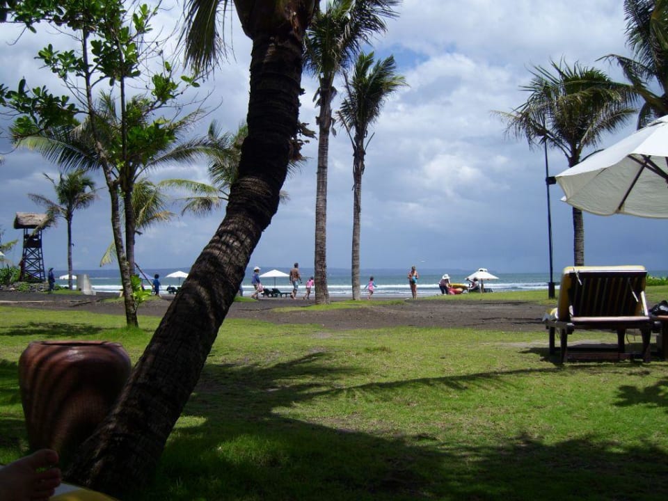 Blick von der Liege zum Strand The Royal Beach Seminyak Bali - MGallery Collection