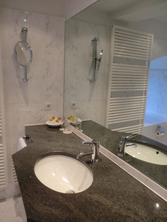 Badezimmer in der oberen Burg Schnellenberg Burghotel