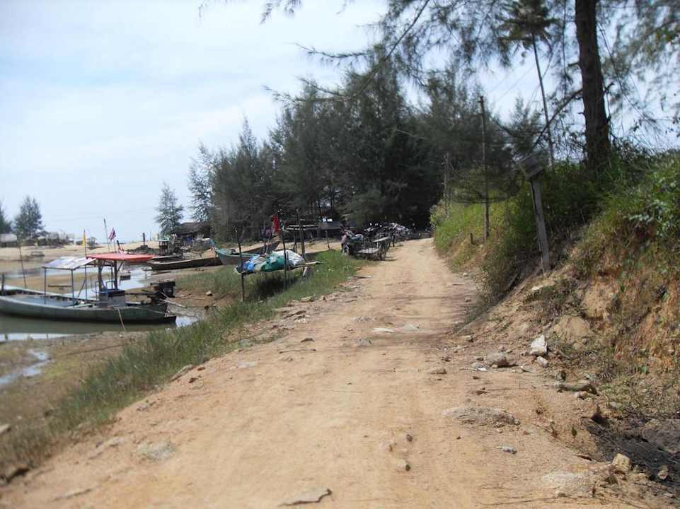 Der Weg zum Strand Khao Lak Riverside Resort & Spa