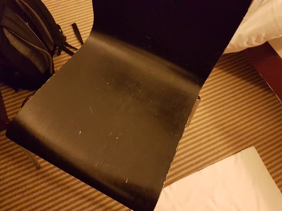 Abgeschrammter Stuhl acom Hotel München