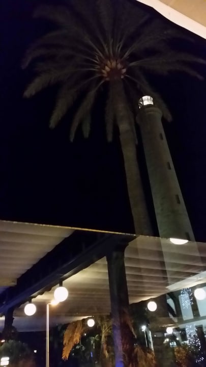 Leuchtturm steht direkt neben dem Hotel Hotel Faro, a Lopesan Collection Hotel