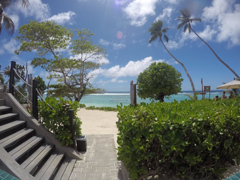 Am Strand  DoubleTree by Hilton Seychelles - Allamanda Resort and Spa