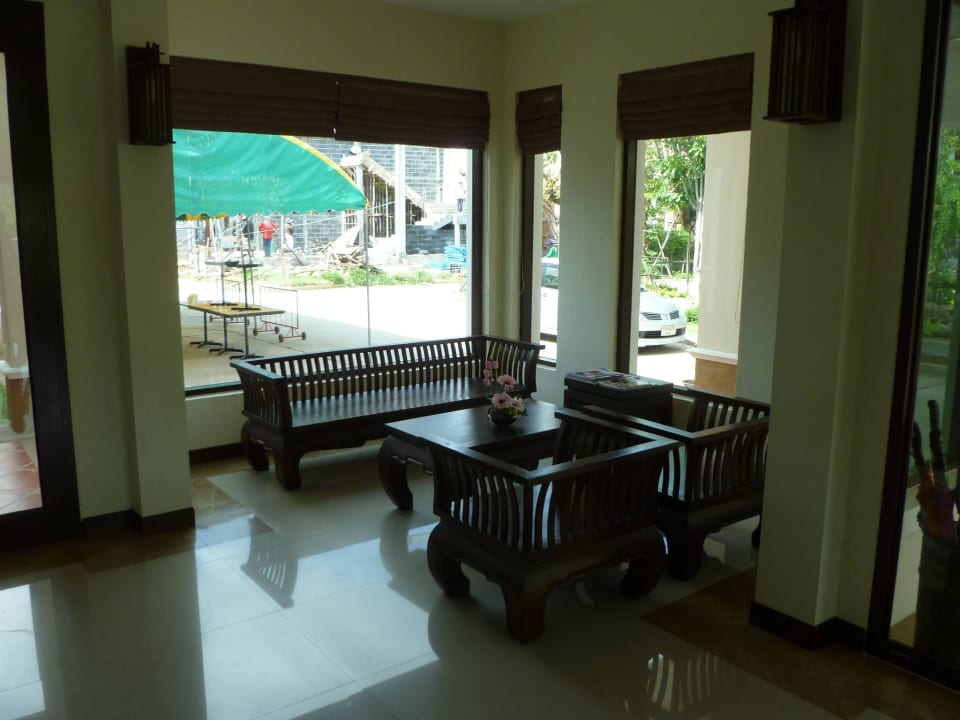 Sitzgruppe vor der Rezeption Hotel Srilamduan