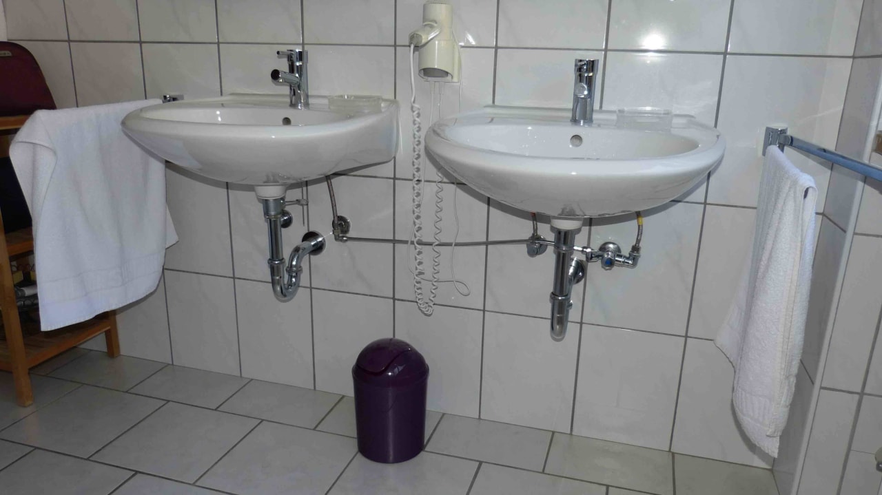 Waschbecken im Deluxe-Zimmer Hotel am Hopfensee