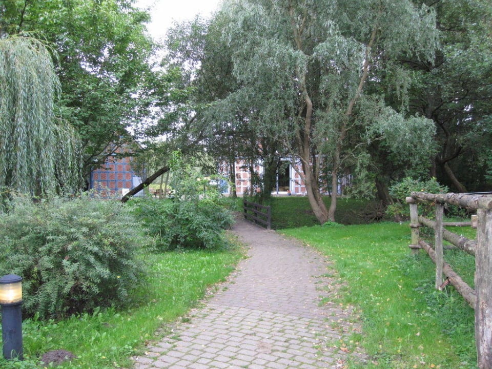 Ein lauschiger Gartenweg Deutsches Kartoffel-Hotel Lübeln