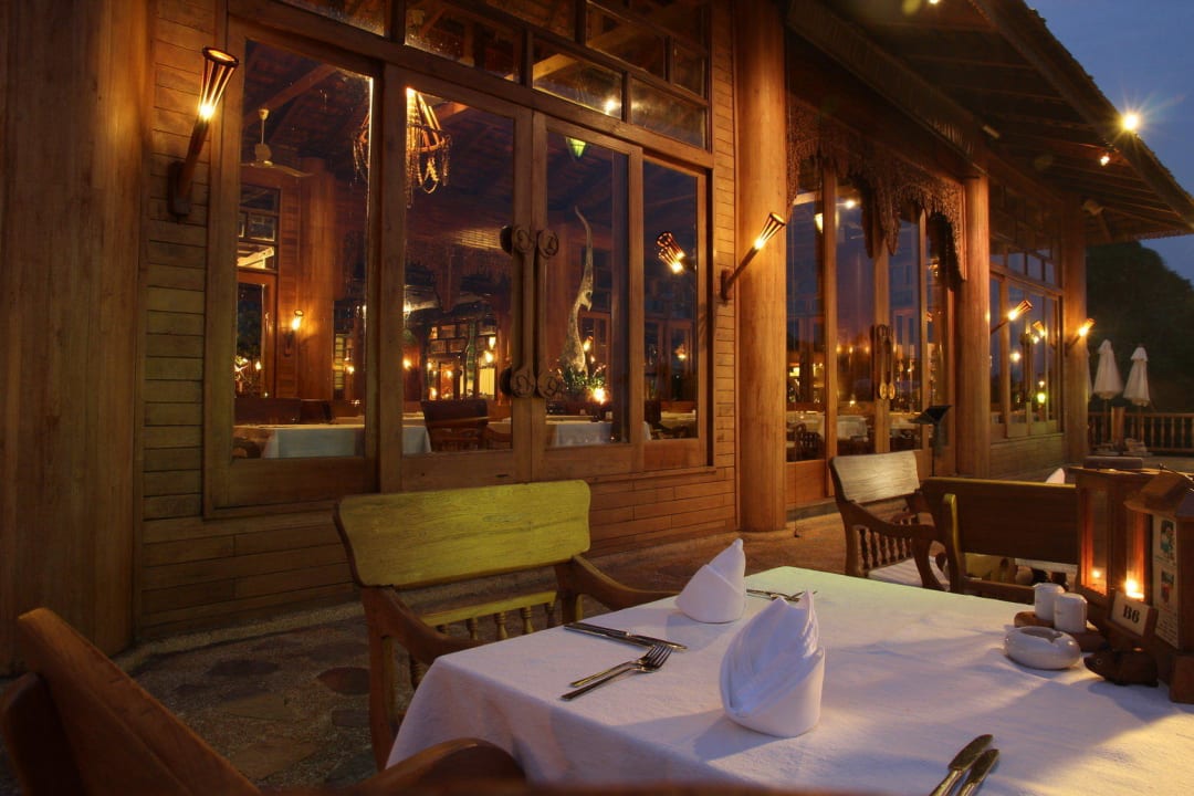 Hauptrestaurant abends Santhiya Koh Phangan Resort & Spa