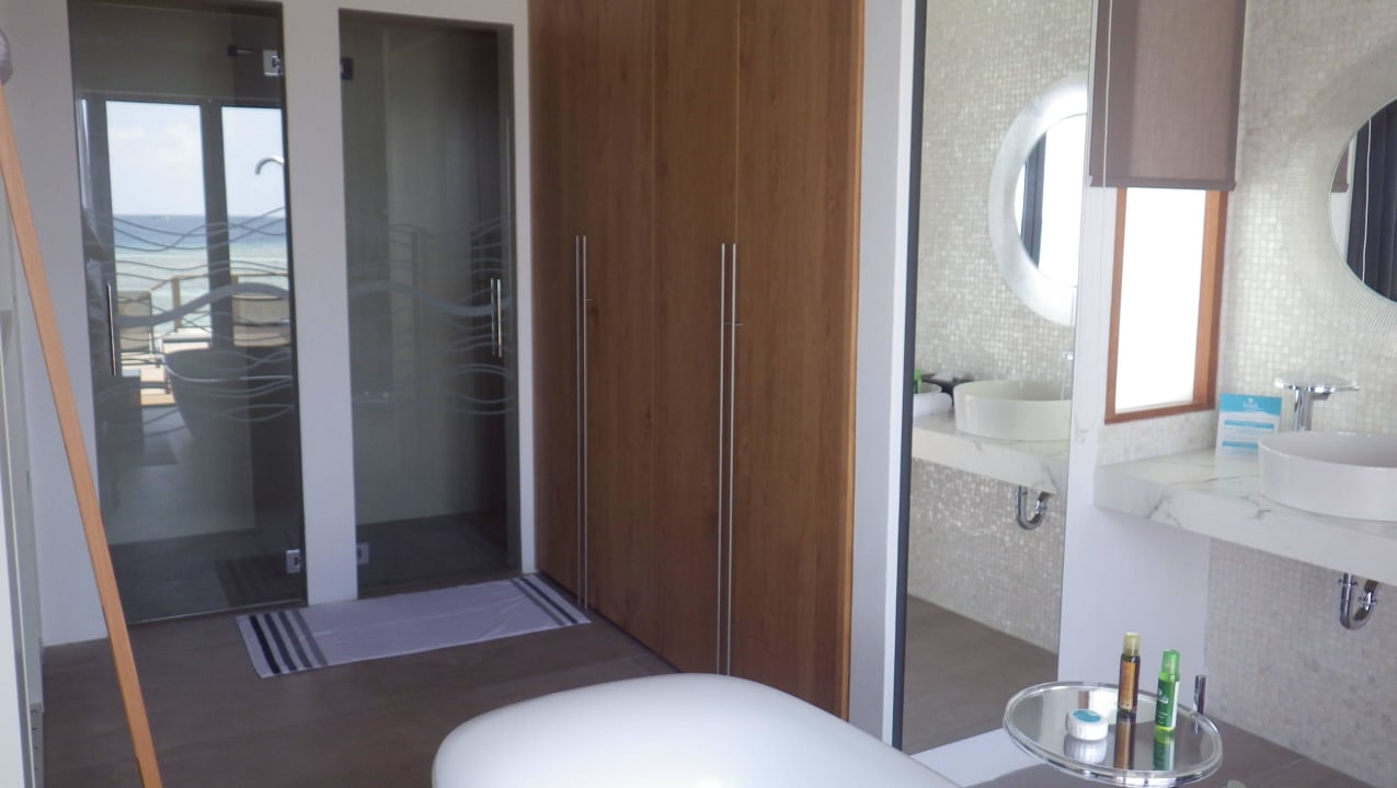 Hinten links WC, rechts Dusche Kuramathi Maldives
