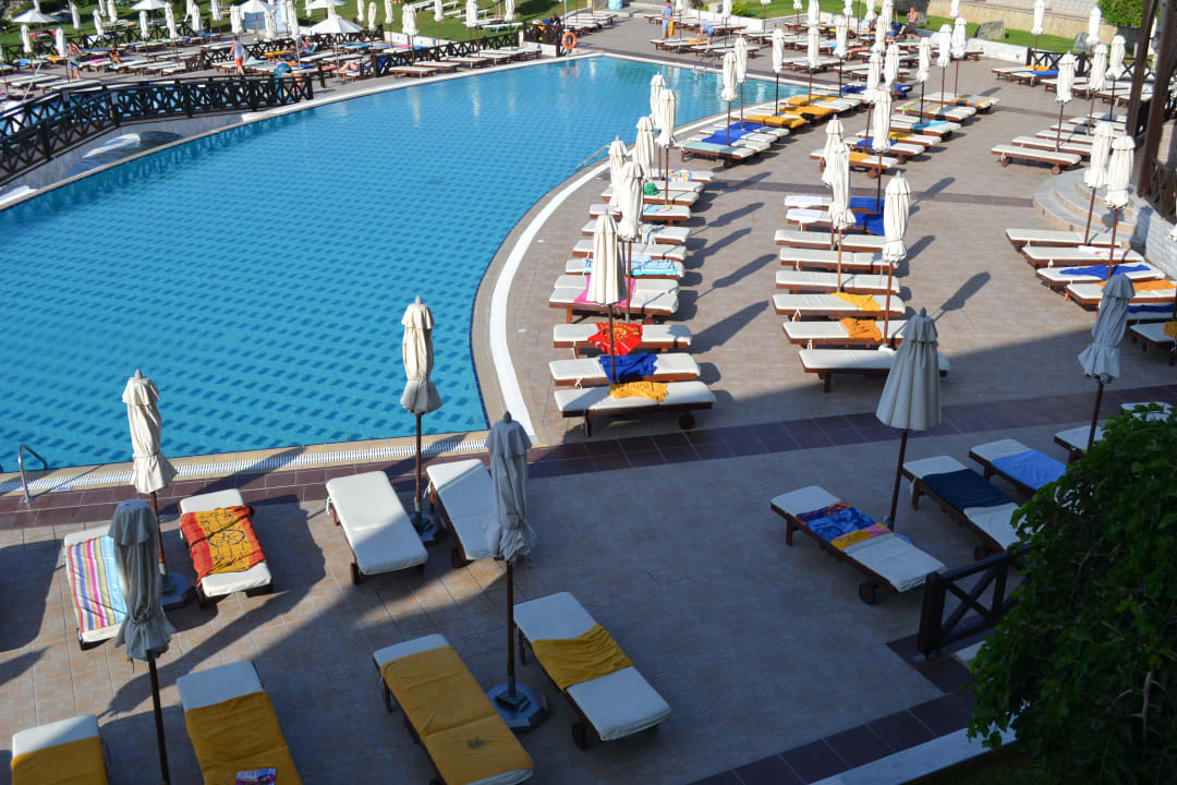 Viele Handtücher, aber kein Gast weit und breit!!! Hotel Kalithea Horizon Royal