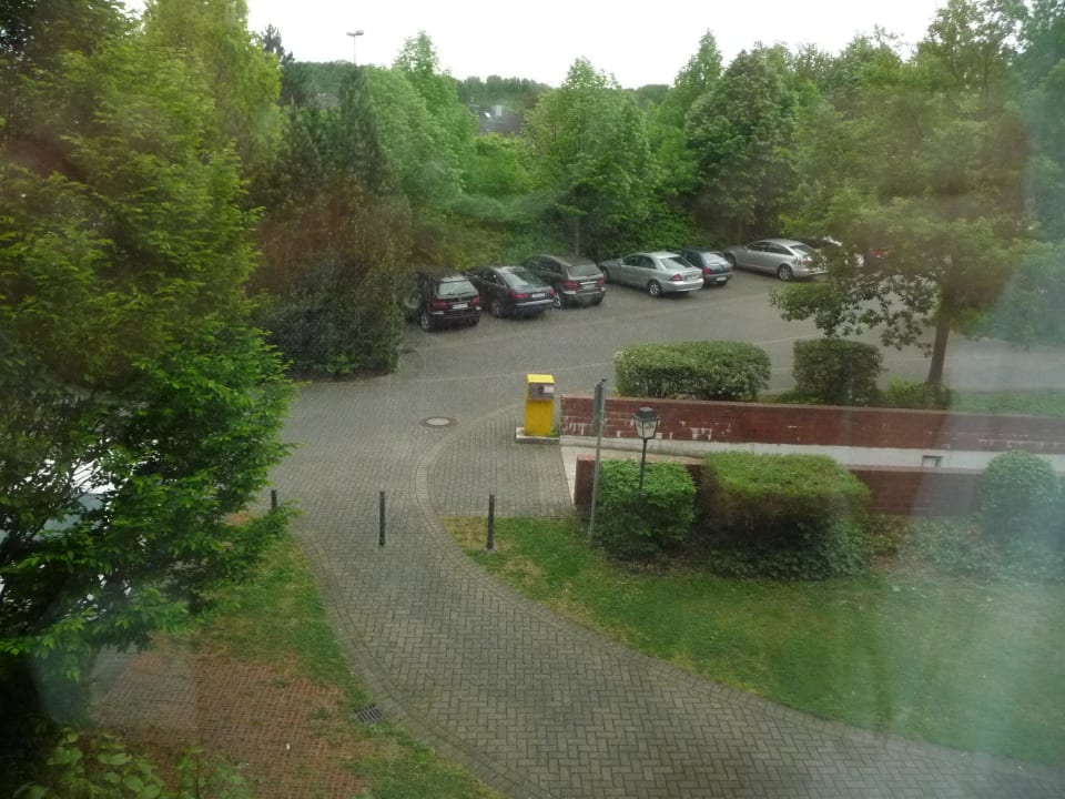 Blick auf den Parkplatz H+ Hotel Köln Hürth