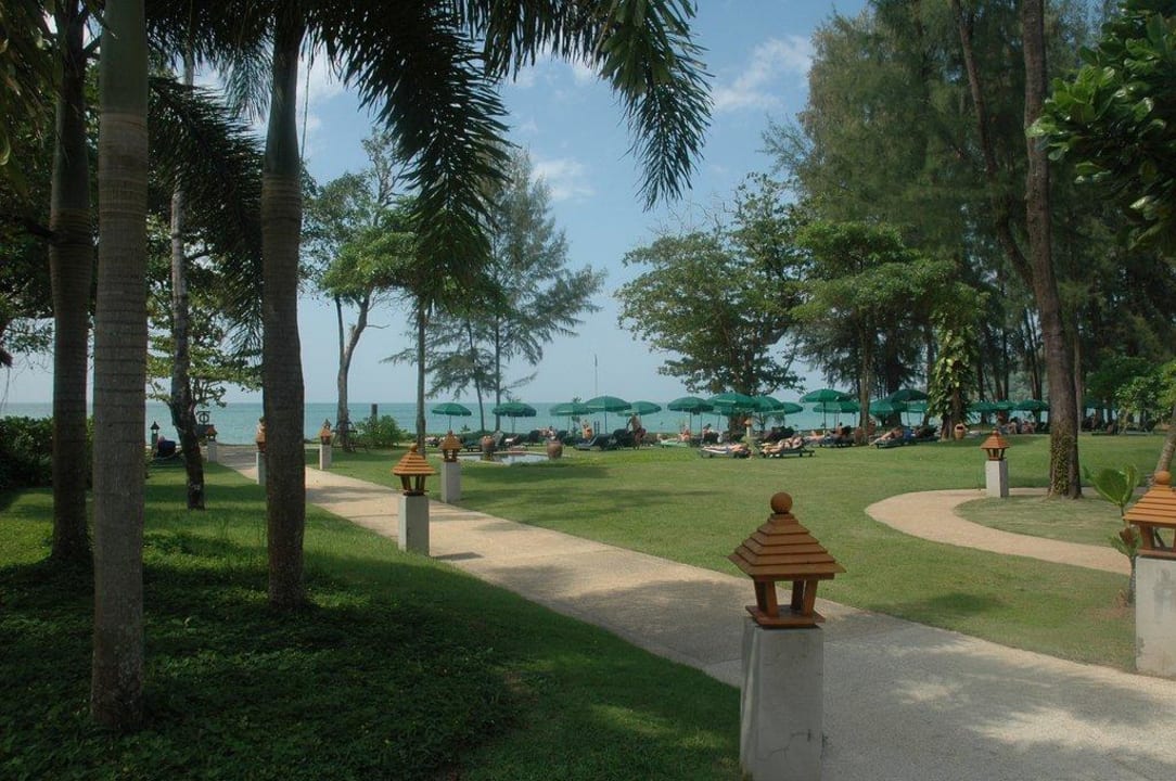 Weg zur Liegewiese, Strand Khao Lak Merlin Resort