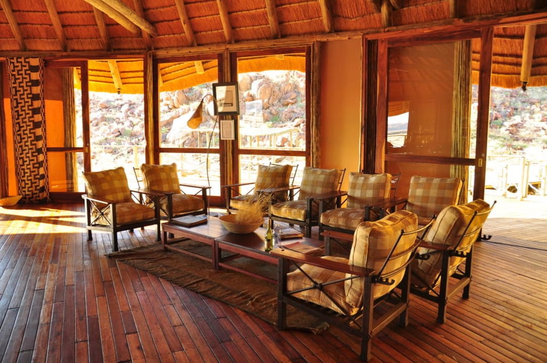 Gemütlicher Aufenthaltsraum SDL Hotel Sossus Dune Lodge