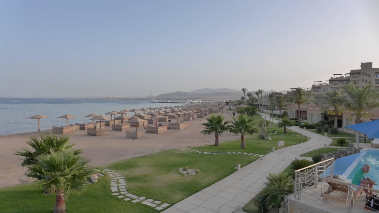 Blick über den Hotelstrand nach Safaga Shams Prestige Abu Soma-Adults Only