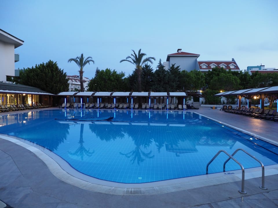 Pool Side Breeze Hotel